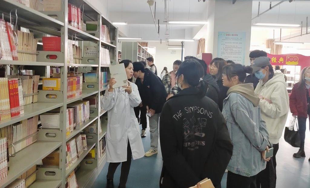 走进图书馆，感受书香校园 | 图书馆开展新生入馆培训活动